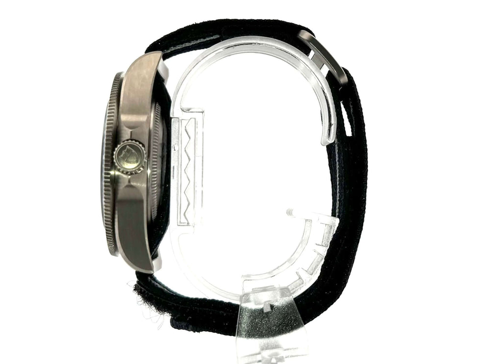 Tudor Pelagos FXD 25707B-23-0001 seitliche Ansicht, Titan Gehäuse, Textilband mit Klettschließe