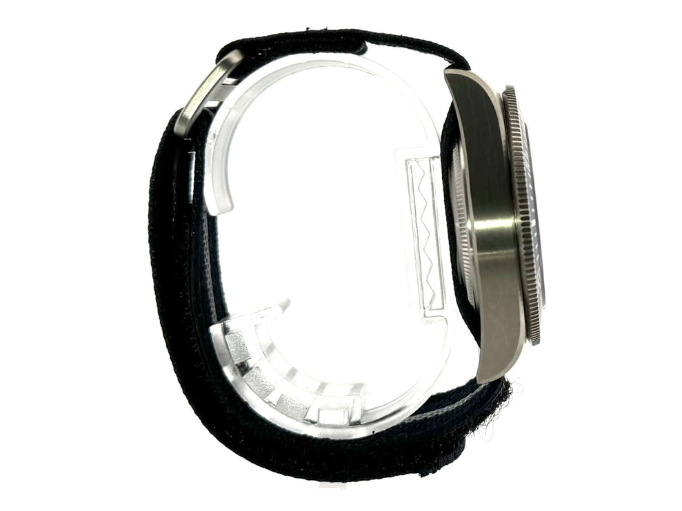 Seitenansicht der Tudor Pelagos FXD 25707B-23-0001 Uhr mit Titan-Gehäuse und schwarzem Textilband