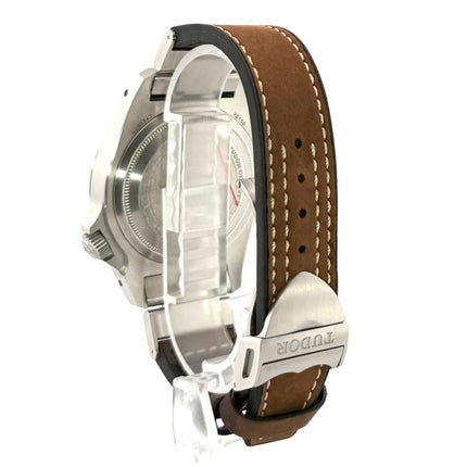 Rückansicht der Tudor Black Bay P01 Ref. M70150-0001 mit braunem Lederarmband und Edelstahlgehäuse.