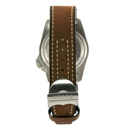 Rückansicht der Tudor Black Bay P01 M70150-0001 mit braunem Lederarmband und Sicherheitsfaltschließe