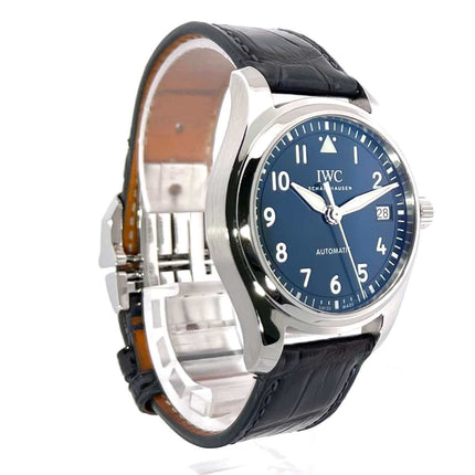 IWC Fliegeruhr Automatik 36 IW324008, Edelstahlgehäuse, blaues Zifferblatt mit arabischen Ziffern und Leuchtelementen, blaues Lederband