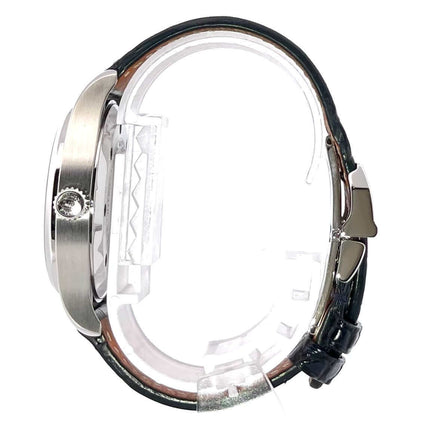 Seitenansicht der IWC Fliegeruhr Automatik 36 IW324008 mit Edelstahlgehäuse und blauem Lederband