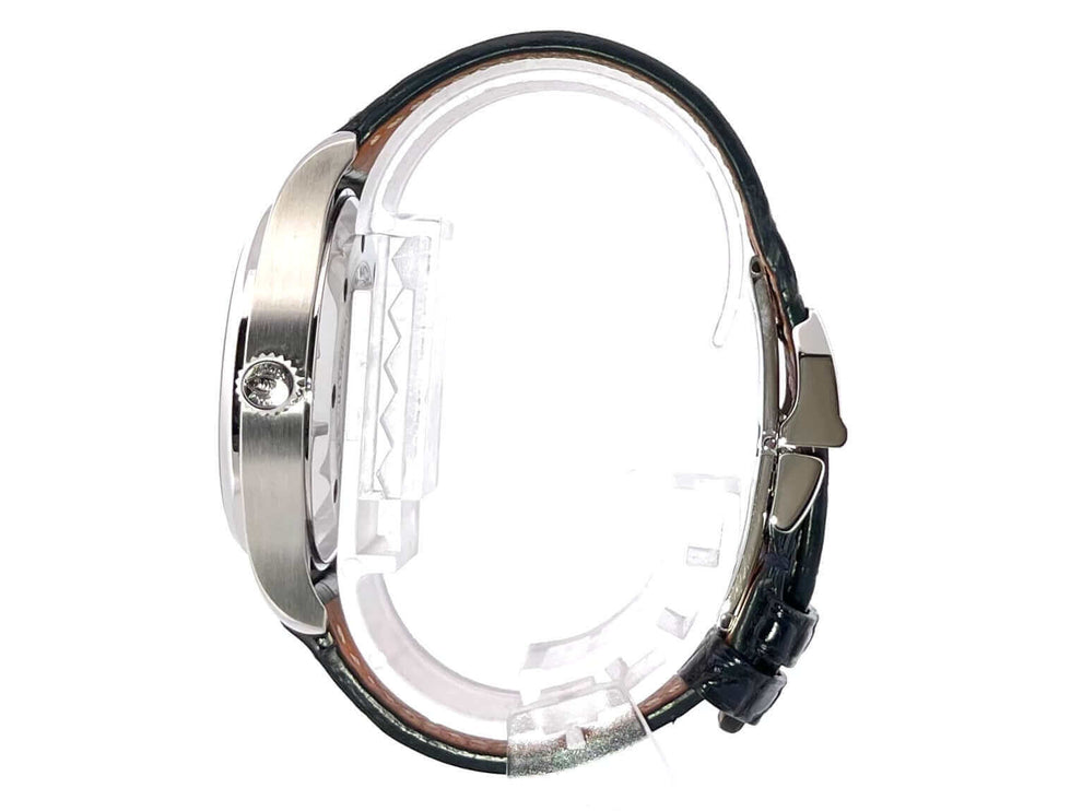 Seitenansicht der IWC Fliegeruhr Automatik 36 IW324008 mit Edelstahlgehäuse und blauem Lederband