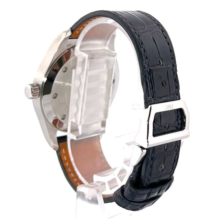 Rückansicht der IWC Fliegeruhr Automatik 36 IW324008 mit schwarzem Lederband und Edelstahl-Faltschließe