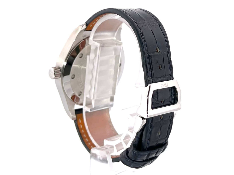 Rückansicht der IWC Fliegeruhr Automatik 36 IW324008 mit schwarzem Lederband und Edelstahl-Faltschließe