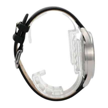 IWC Pilot's Watch Mark XV IW325301 seitliche Ansicht mit Edelstahlgehäuse und schwarzem Lederarmband.