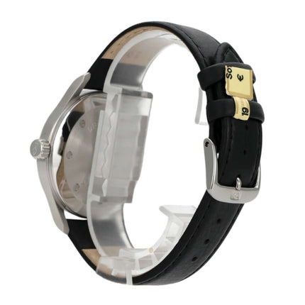 IWC Pilot's Watch Mark XV IW325301 mit schwarzem Lederarmband und Edelstahlgehäuse, seitliche Ansicht.