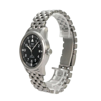 IWC Pilot`s Watch Mark XV IW325307 seitliche Ansicht mit Edelstahlband und schwarzem Ziffernblatt.