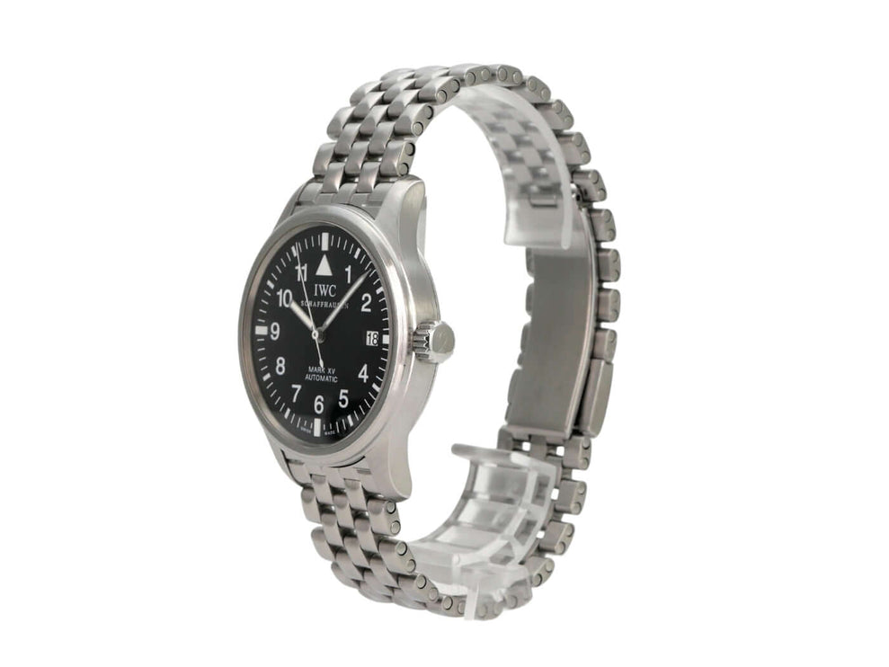 IWC Pilot`s Watch Mark XV IW325307 seitliche Ansicht mit Edelstahlband und schwarzem Ziffernblatt.