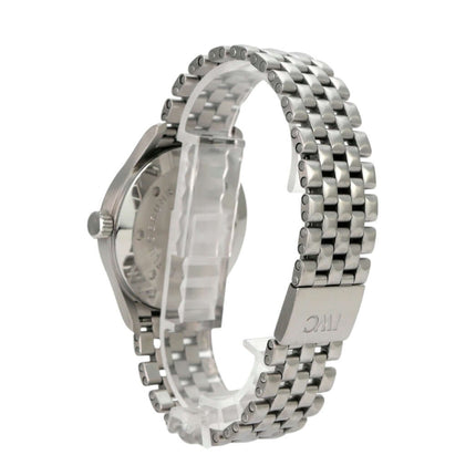 IWC Pilot`s Watch Mark XV IW325307 aus Edelstahl mit satiniertem Gehäuse und Edelstahlband, seitliche Ansicht.