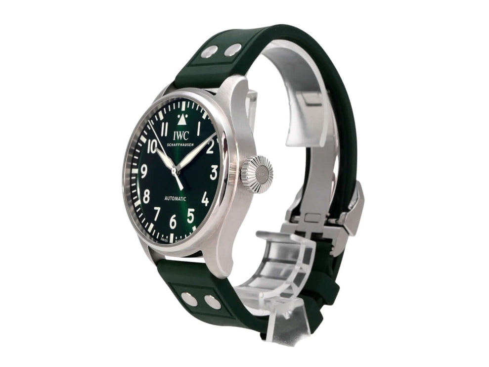 IWC Big Pilot's Watch 43 IW329306 mit grünem Kautschukband und grünem Zifferblatt im Detail.