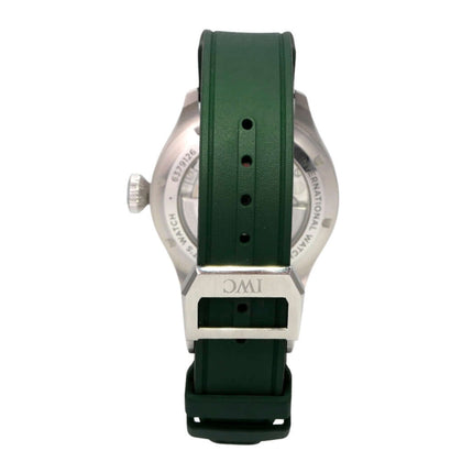 IWC Big Pilot's Watch 43 IW329306 Ansicht von hinten mit grünem Kautschukband und Edelstahlgehäuse.