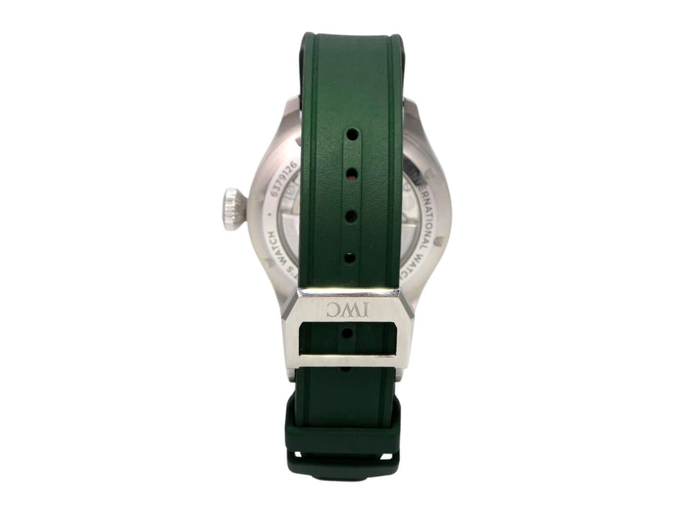 IWC Big Pilot's Watch 43 IW329306 Ansicht von hinten mit grünem Kautschukband und Edelstahlgehäuse.