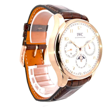 IWC Portugieser Perpetual Calendar 42 IW344202 Uhr aus 18 Kt. Rotgold mit braunem Lederband und silberfarbenem Zifferblatt.