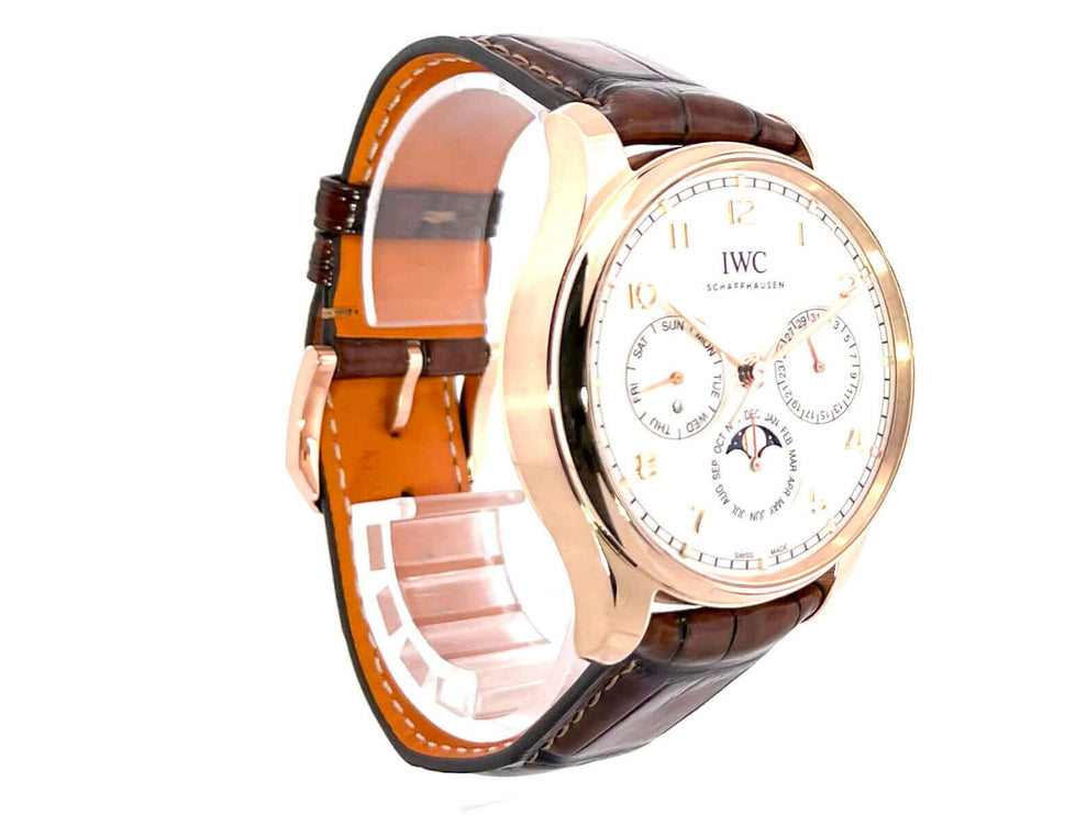 IWC Portugieser Perpetual Calendar 42 IW344202 Uhr aus 18 Kt. Rotgold mit braunem Lederband und silberfarbenem Zifferblatt.