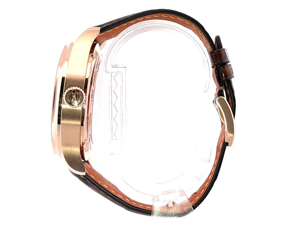 IWC Portugieser Perpetual Calendar 42 IW344202 Seitenansicht, Gehäuse aus 18 Kt. Rotgold, braunes Lederband, polierte Lünette.
