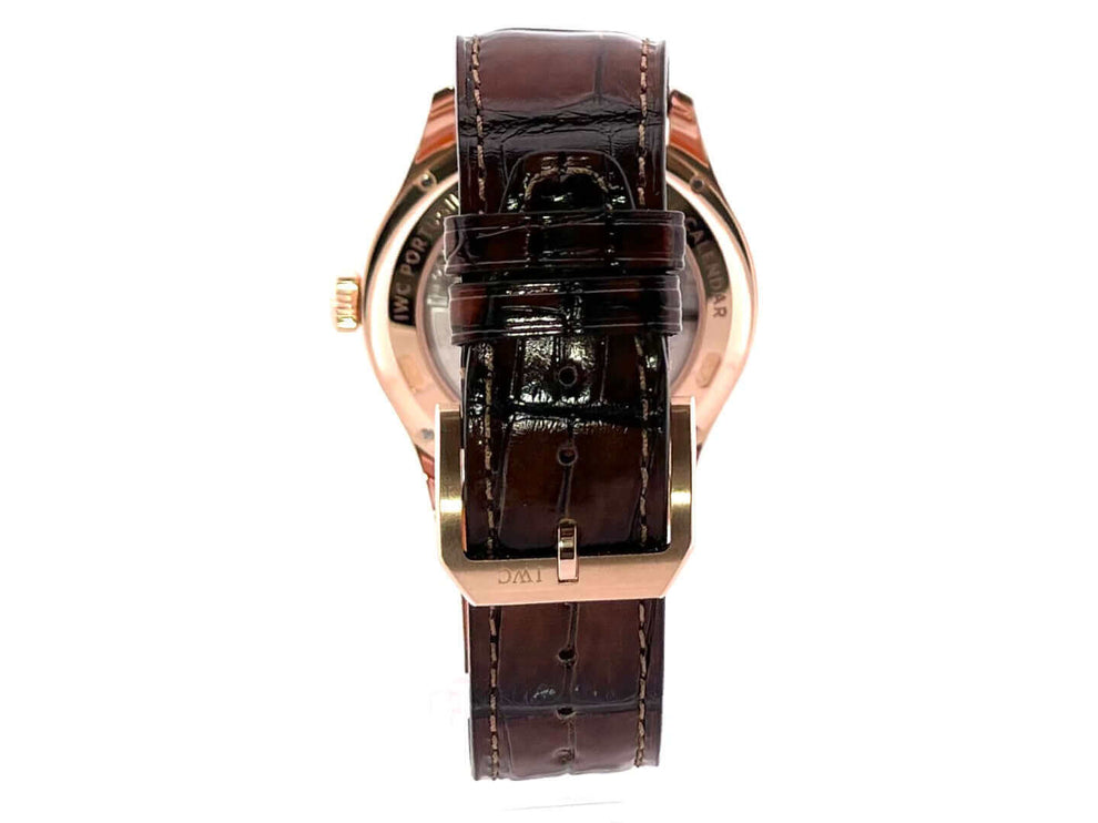Rückansicht einer IWC Portugieser Perpetual Calendar 42 IW344202 mit braunem Lederband und Dornschließe aus 18 Kt. Rotgold