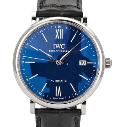 IWC Portofino Automatik Edition 150 Jahre IW356518 mit blauem Zifferblatt und schwarzem Lederarmband.