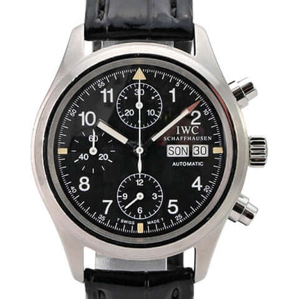 IWC Fliegeruhr Chronograph Automatic IW3706-001 mit schwarzem Zifferblatt und schwarzem Lederband.