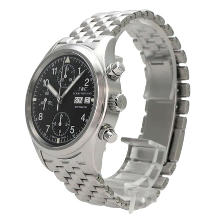 IWC Fliegeruhr Chronograph Automatic IW3706-001 mit schwarzem Zifferblatt und Edelstahlband, genauer Blick auf die Uhr.