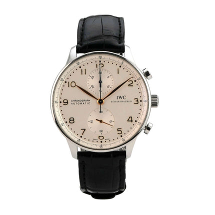 IWC Portugieser Chronograph Automatik IW371445 mit silbernem Zifferblatt, rosegoldenen Zeigern und schwarzem Alligatorlederband.