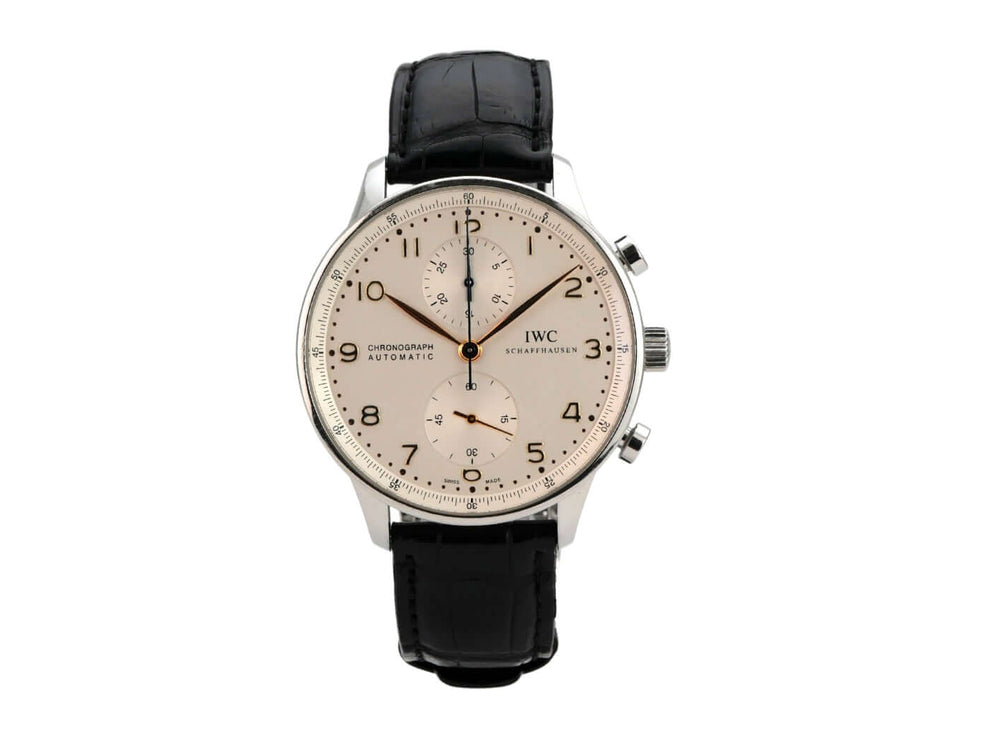 IWC Portugieser Chronograph Automatik IW371445 mit silbernem Zifferblatt, rosegoldenen Zeigern und schwarzem Alligatorlederband.
