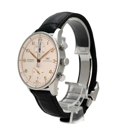 IWC Portugieser Chronograph Automatik IW371445 mit silbernem Zifferblatt und schwarzem Alligatorlederband.