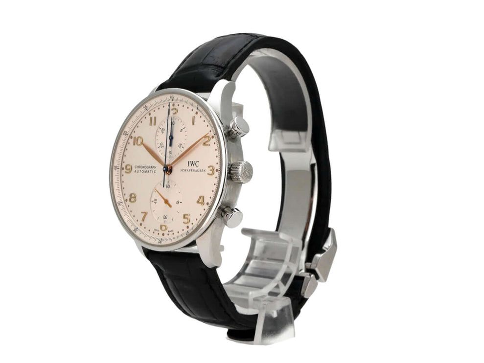 IWC Portugieser Chronograph Automatik IW371445 mit silbernem Zifferblatt und schwarzem Alligatorlederband.