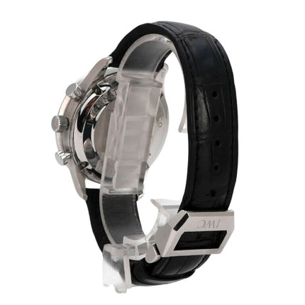 IWC Portugieser Chronograph IW371445 mit schwarzem Alligatorlederarmband und Edelstahlgehäuse, seitliche Ansicht.