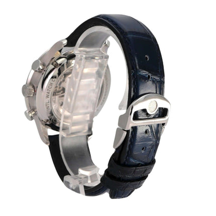 IWC Portugieser Chronograph IW371605 mit blauem Alligatorlederband, detaillierte Ansicht der Gehäuserückseite.