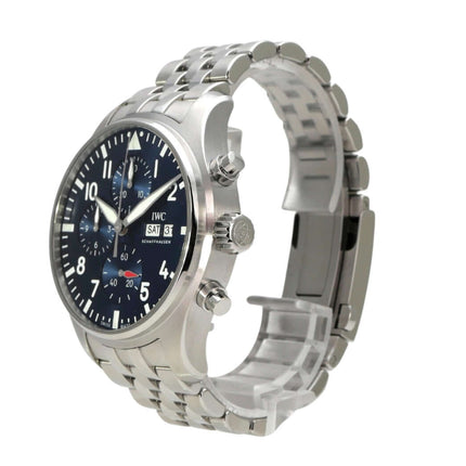 IWC Pilot's Watch Chronograph IW378004 Seitliche Ansicht mit Edelstahlband und blauem Zifferblatt.