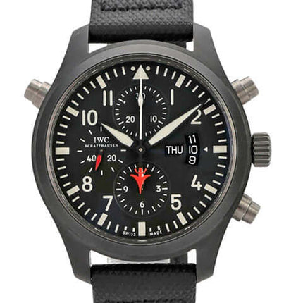 IWC Pilots Watch Double Chronograph Top Gun IW379901 mit schwarzem Zifferblatt und Keramik-Gehäuse.
