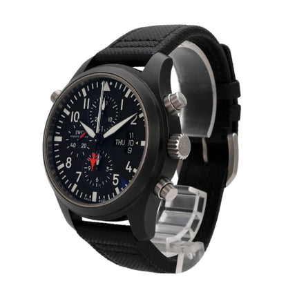 IWC Pilots Watch Double Chronograph Top Gun IW379901 mit schwarzem Lederarmband und schwarzem Zifferblatt.