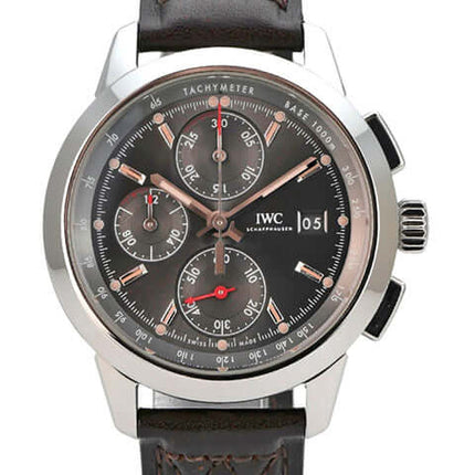 IWC Ingenieur Chronograph IW380702 mit braunem Lederband, grauem Zifferblatt und Edelstahlgehäuse.