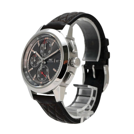 IWC Ingenieur Chronograph IW380702 Edition Rudolf Caracciola - Nahaufnahme des braunen Lederbandes mit Dornschließe