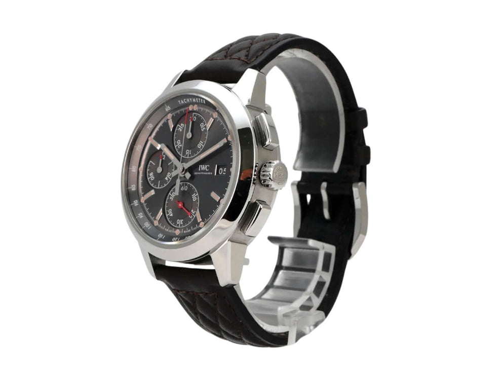 IWC Ingenieur Chronograph IW380702 Edition Rudolf Caracciola - Nahaufnahme des braunen Lederbandes mit Dornschließe