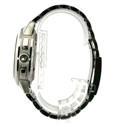 Seitenansicht der IWC Ingenieur Chronograph Ref. IW380802 mit Edelstahlgehäuse und Armband.