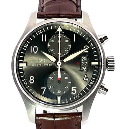 IWC Spitfire Chronograph IW387802 mit braunem Alligatorleder-Armband und grauem Zifferblatt, Edelstahlgehäuse, Automatik, Sonntagsschliff-Design