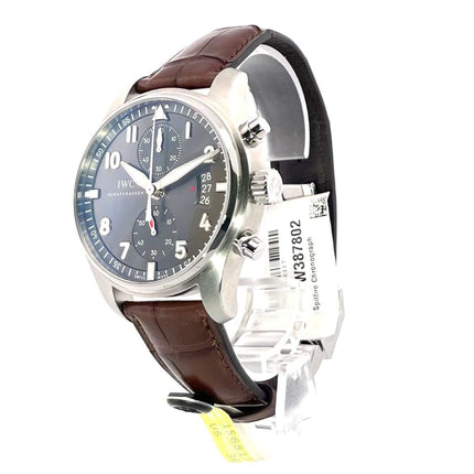 Ungetragene IWC Spitfire Chronograph IW387802, Edelstahlgehäuse, braunes Alligatorleder Armband, graues Zifferblatt, Automatik aus 2015.