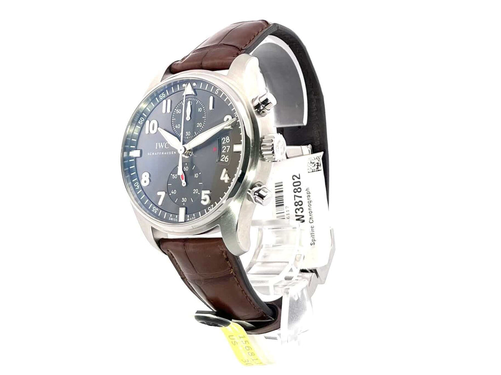 Ungetragene IWC Spitfire Chronograph IW387802, Edelstahlgehäuse, braunes Alligatorleder Armband, graues Zifferblatt, Automatik aus 2015.