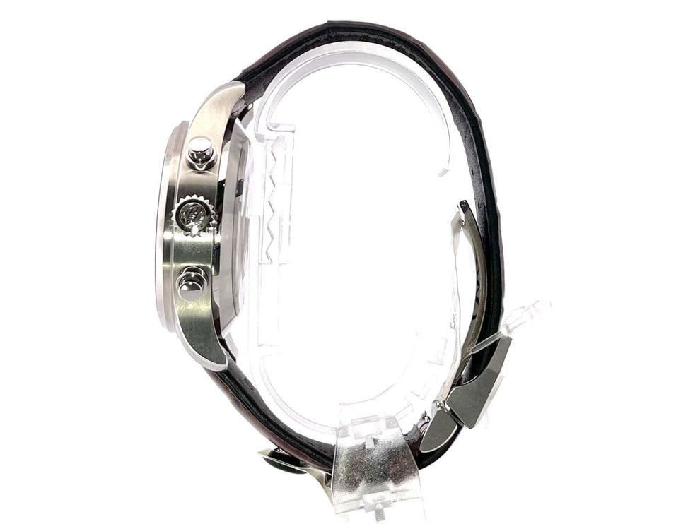 IWC Spitfire Chronograph IW387802 seitliche Ansicht, Edelstahlgehäuse, braunes Alligatorleder Armband, polierte und satinierte Oberfläche