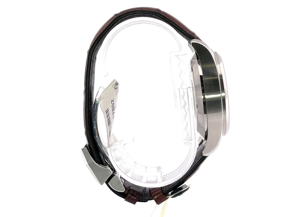 Seitliche Ansicht der IWC Spitfire Chronograph IW387802 mit Edelstahlgehäuse und braunem Alligatorlederarmband.