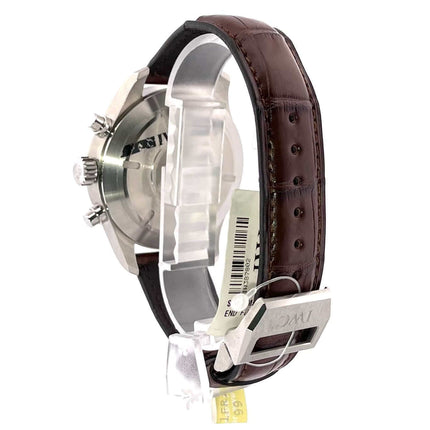 IWC Spitfire Chronograph IW387802 mit braunem Alligatorleder Armband, Edelstahlgehäuse, und Faltschließe, Ansicht von links hinten