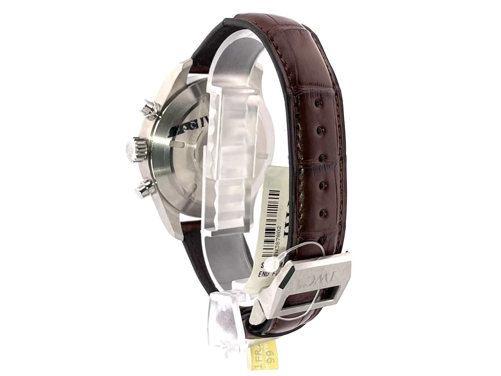 IWC Spitfire Chronograph IW387802 mit braunem Alligatorleder Armband, Edelstahlgehäuse, und Faltschließe, Ansicht von links hinten