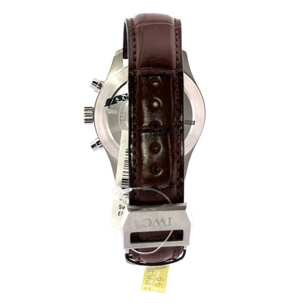 Rückseite der IWC Spitfire Chronograph IW387802 mit braunem Alligatorlederarmband und Faltschließe