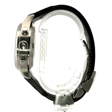 Seitenansicht IWC Fliegeruhr Chronograph IW387806 mit braunem Lederarmband und Edelstahlgehäuse, Edition Antoine de Saint Exupery.