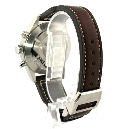 Rückansicht der IWC Fliegeruhr Chronograph Edition Antoine de Saint Exupery IW387806 mit braunem Lederarmband und Edelstahl-Gehäuse.