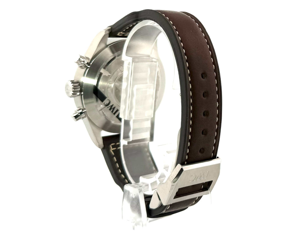 Rückansicht der IWC Fliegeruhr Chronograph Edition Antoine de Saint Exupery IW387806 mit braunem Lederarmband und Edelstahl-Gehäuse.