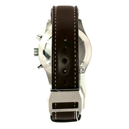 Rückansicht der IWC Fliegeruhr Chronograph Edition Antoine de Saint Exupery IW387806 mit braunem Lederarmband und Faltschließe.