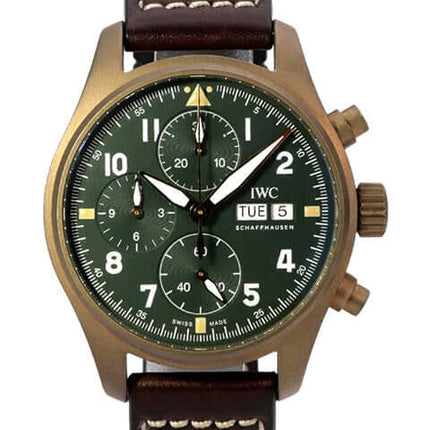 IWC Pilots Watch Chronograph Spitfire IW387902 mit grünem Zifferblatt und braunem Lederarmband